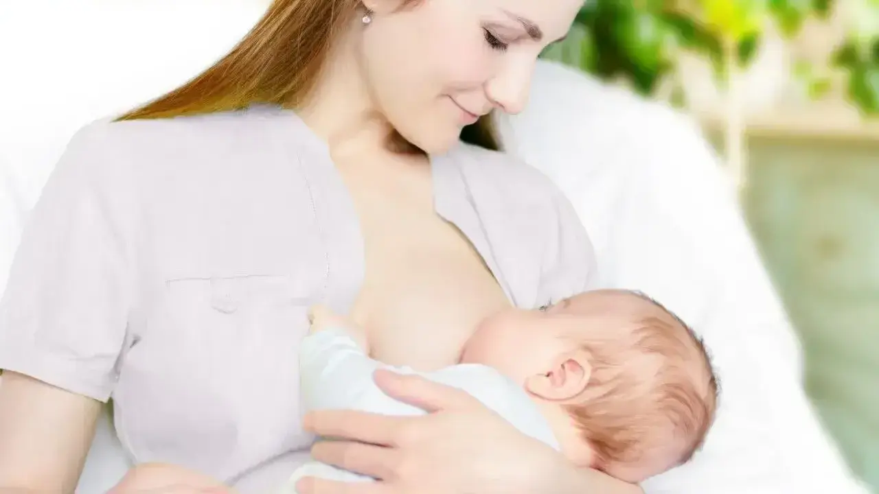 Matka karmi piersią dziecko. Wkrótce może pojawić się pytanie, jak zatrzymać laktację.