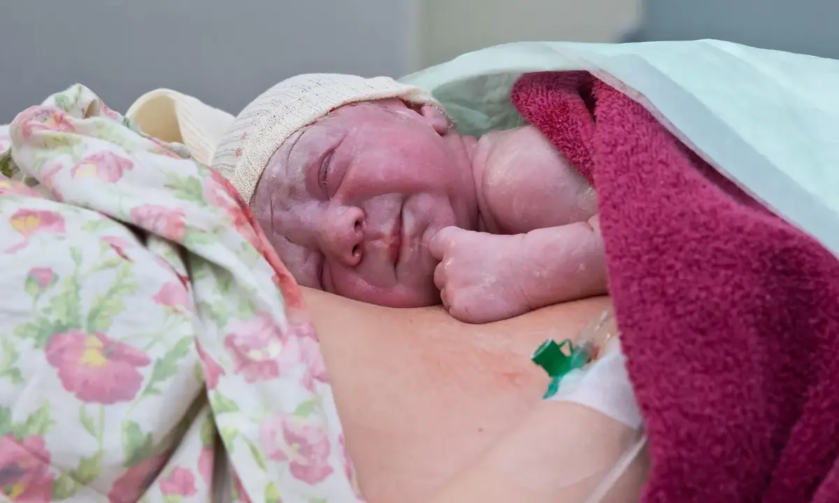 Nowe życie, pierwsze chwile blisko mamy. Kangurowanie to cudowny początek wspólnej drogi.
