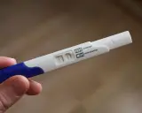 Dwa paski na teście ciążowym. Różne rodzaje testów ciążowych dają podobne wyniki.