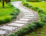 Ogród sensoryczny dla dzieci: Jak zbudować i wspierać rozwój?
