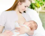 Matka karmi piersią dziecko. Wkrótce może pojawić się pytanie, jak zatrzymać laktację.