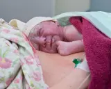 Nowe życie, pierwsze chwile blisko mamy. Kangurowanie to cudowny początek wspólnej drogi.