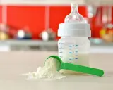 Mleko modyfikowane w proszku i butelka z przygotowanym napojem. Ważne jest, ile może stać mleko modyfikowane po przygotowaniu.