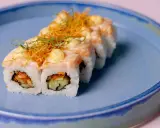 Rolka sushi z łososiem i warzywami, idealna na bezpieczny posiłek dla przyszłej mamy.