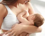 Mama karmi piersią dziecko. Nawet w trudnych chwilach, jak kryzys laktacyjny, miłość i bliskość są najważniejsze.