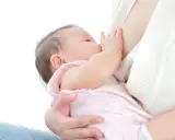 Malutkie dziecko karmione piersią, czuje się bezpiecznie i syto. Nawał pokarmu to naturalny etap.