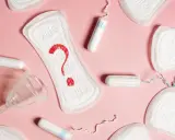 Pytajnik z krwi na podpaskach, tampony i kubeczek menstruacyjny. Czy to plamienie przed okresem?