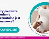 Brzuch kobiety w ciąży, na którym lekarz przykłada stetoskop.