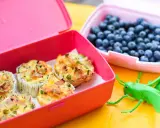 Kolorowe pudełka śniadaniowe z muffinkami jajecznymi i borówkami. Idealne przekąski dla dzieci, które umilą każdy dzień.