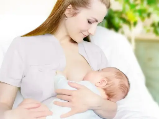 Matka karmi piersią dziecko. Wkrótce może pojawić się pytanie, jak zatrzymać laktację.