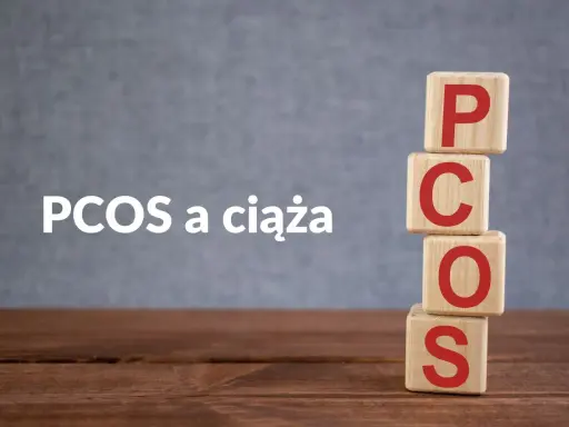Drewniane klocki z literami P, C, O, S tworzą napis PCOS. Obok tekst "PCOS a ciąża".