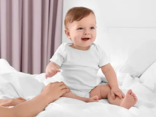 Kiedy dziecko siada? Etapy, wsparcie, czego unikać!