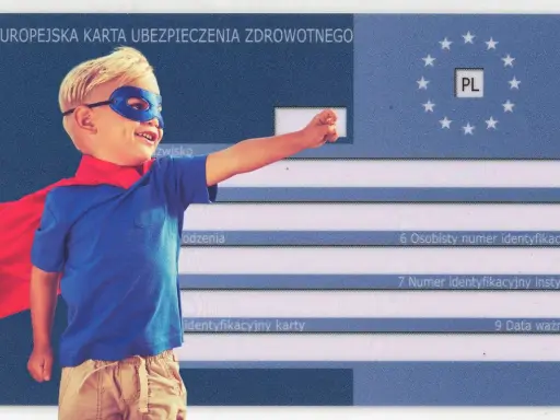 Chcesz wiedzieć, ekuz gdzie wyrobić? Mały superbohater na Europejskiej Karcie Ubezpieczenia Zdrowotnego symbolizuje bezpieczeństwo.
