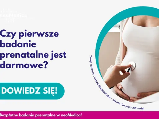Brzuch kobiety w ciąży, na którym lekarz przykłada stetoskop.