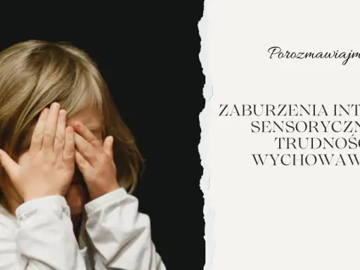 Dziecko z blond włosami zakrywa twarz dłońmi na czarnym tle.
