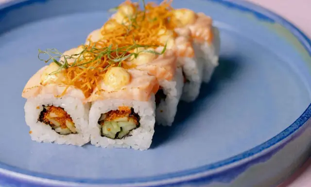 Rolka sushi z łososiem i warzywami, idealna na bezpieczny posiłek dla przyszłej mamy.