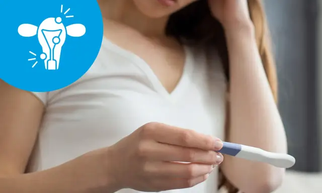 Kobieta z niepokojem patrzy na test ciążowy. Ikona symbolizuje problemy z płodnością, takie jak endometrioza a ciąża.