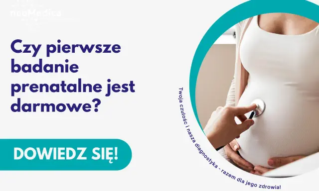 Brzuch kobiety w ciąży, na którym lekarz przykłada stetoskop.