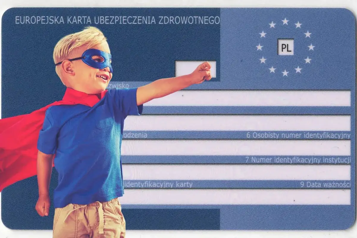 Mały superbohater z czerwoną peleryną i niebieską maską pozuje na tle Europejskiej Karty Ubezpieczenia Zdrowotnego. To jego ekuz dla dziecka, zapewniający bezpieczeństwo.