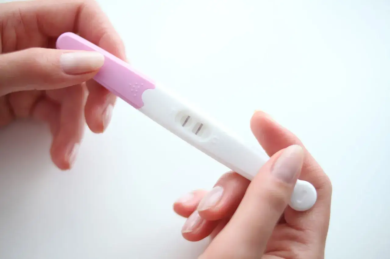 Dwie kreski na teście ciążowym. Różne rodzaje testów ciążowych dają szybkie odpowiedzi.